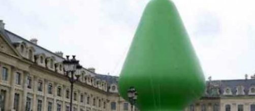 Nella foto, l'albero di Natale contestato a Parigi