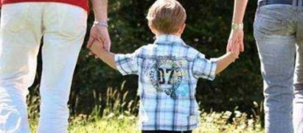 Criança e pais de mãos dadas Criança e pais de mãos dadas