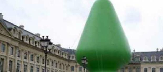 Nella foto, l'albero di Natale contestato a Parigi Nella foto, l'albero di Natale contestato a Parigi