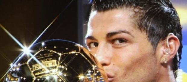 Ronaldo bem colocado para vencer 3ª Bola de Ouro Ronaldo bem colocado para vencer 3ª Bola de Ouro