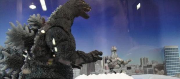 Un diorama de Godzilla atacando una ciudad Un diorama de Godzilla atacando una ciudad