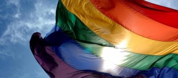 Bandera del colectivo homosexual ondeando Bandera del colectivo homosexual ondeando