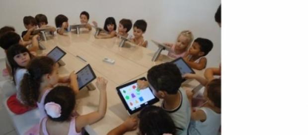 Crianças em sala de aula usando tablet Crianças em sala de aula usando tablet