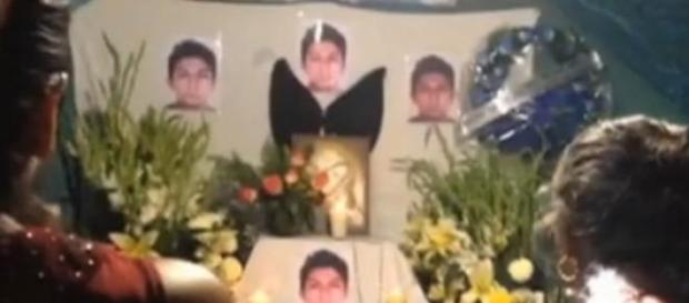 Familiares rezan por el fallecimiento de Alexander Familiares rezan por el fallecimiento de Alexander