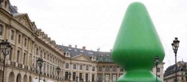 Un árbol de Navidad embarazoso en París Un árbol de Navidad embarazoso en París