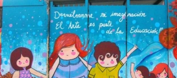 Un muro pintado alentando la imaginación Un muro pintado alentando la imaginación