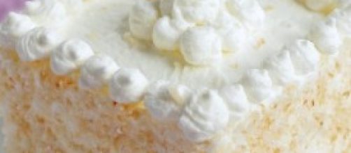 Torta al cocco decorata con crema chantilly