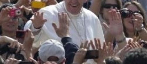 Papa Francesco tra la folla di Piazza San Pietro