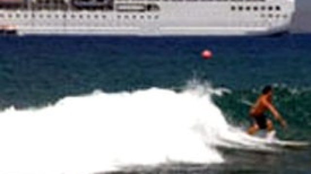 la crociera di lusso: surf vicino alla tua nave