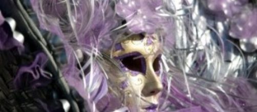 Maschera lilla della tradizione carnevalesca.