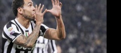 Tevez esulta dopo il suo gol