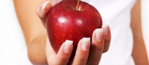 La mela rossa, uno degli alimenti brucia grassi