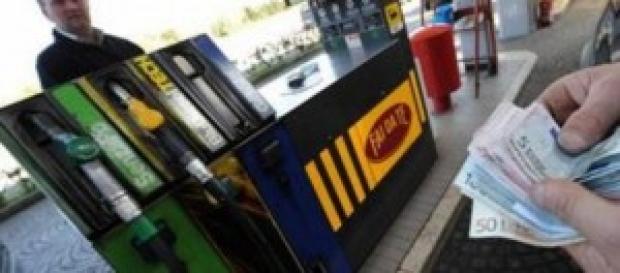 Auto, benzina e gasolio, dal 1 marzo nuovi rincari Auto, benzina e gasolio, dal 1 marzo nuovi rincari