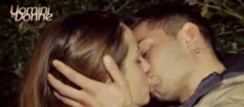 Anna ed Emanuele si baciano