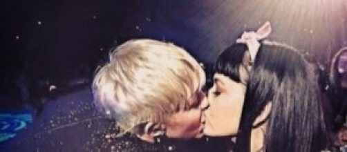 Miley Cyrus bacia Katy Perry, nuove provocazioni