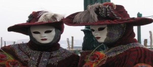 Due maschere del carnevale di Venezia Due maschere del carnevale di Venezia