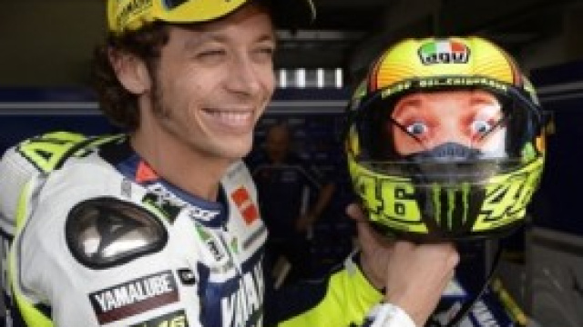 VALENTINO ROSSI CON IL SUO CASCO DOUBLE FACE