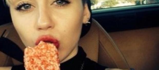Miley Cyrus, sempre più trasgressiva Miley Cyrus, sempre più trasgressiva