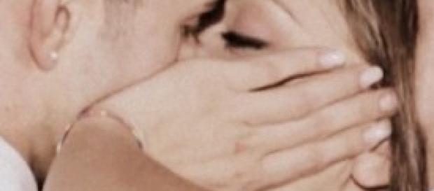 Uomini e Donne: Anna Munafò bacia Emanuele. Uomini e Donne: Anna Munafò bacia Emanuele.