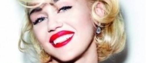 Miley Cyrus topless imita Marilyn Monroe