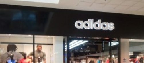 Adidas cerca personale per i suoi store