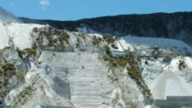 Lipari_Parete di pomice sul mare