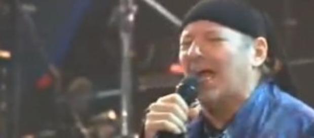 Vasco Rossi canta Dannate Nuvole Vasco Rossi canta Dannate Nuvole