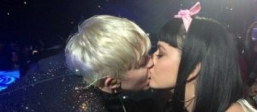 Il bacio lesbo tra Katy Perry e Miley Cyrus