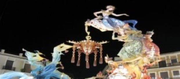 Un monumento, Fallas durante la sfilata a Valencia Un monumento, Fallas durante la sfilata a Valencia