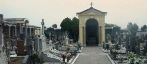 Scoperte tombe abusive al cimitero di Napoli