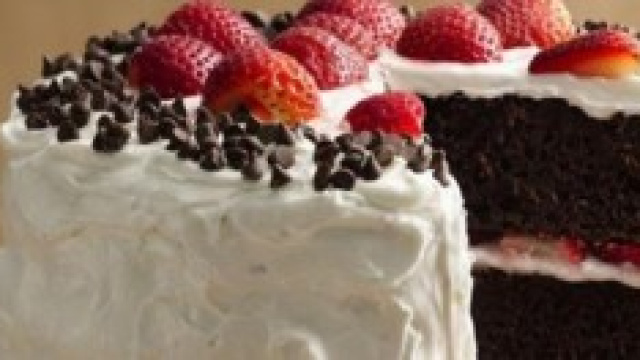 Torta al cioccolato, fragole e panna montata