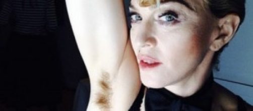 Madonna mostra conturbante l'ascella pelosa