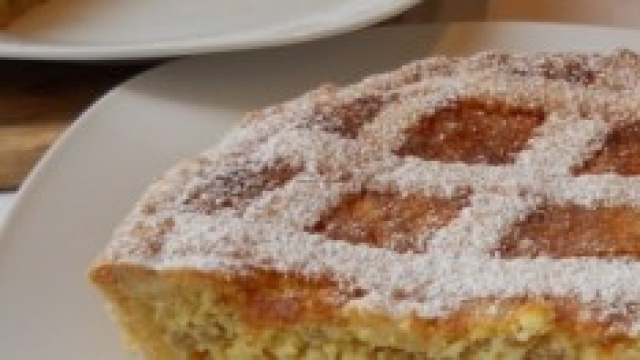 La pastiera è un tipico dolce napoletano.