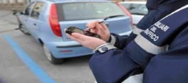 avviso di multa lasciato sul cruscotto dell'auto avviso di multa lasciato sul cruscotto dell'auto