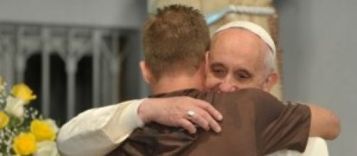 Papa Francesco, abbraccio con un fedele
