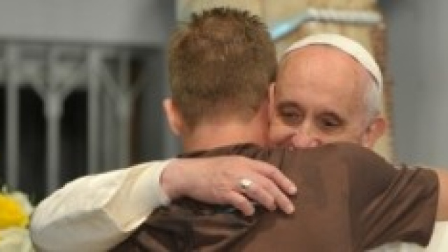 Papa Francesco, abbraccio con un fedele