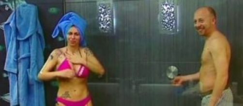 GF 13: la doccia di Angela e Armando.
