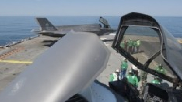 F-35B versione VTOL sul ponte di una portaerei USA