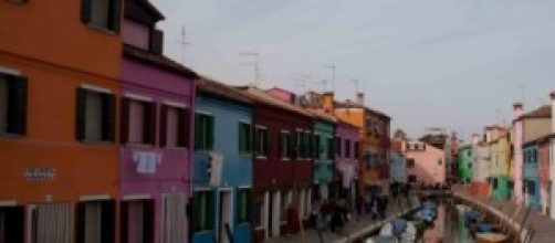 squarcio dell'isola di Burano con le case colorate