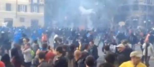 Un momento degli scontri a Roma, piazza Barberini. Un momento degli scontri a Roma, piazza Barberini.