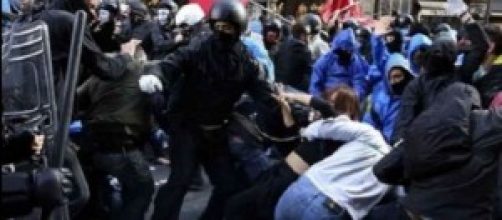 Gli scontri tra polizia e manifestanti a Roma