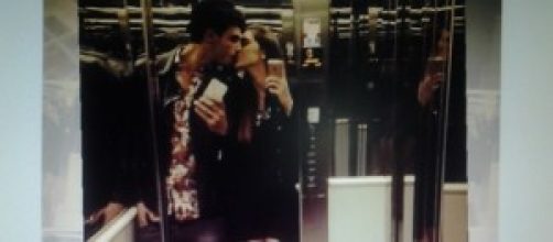 Cecilia e Francesco si baciano in ascensore
