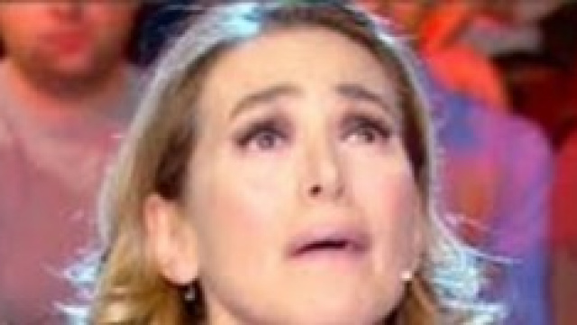 Un'espressione di dolore della D'Urso .