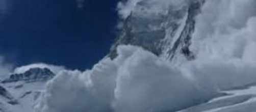 Le immagini della valanga sull'Everest