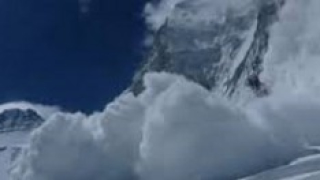 Le immagini della valanga sull'Everest
