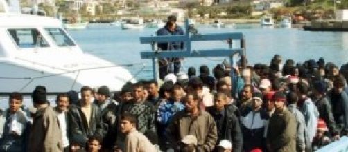 Imbarcazione con migranti nel porto di Pozzallo