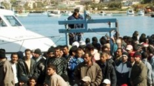 Imbarcazione con migranti nel porto di Pozzallo
