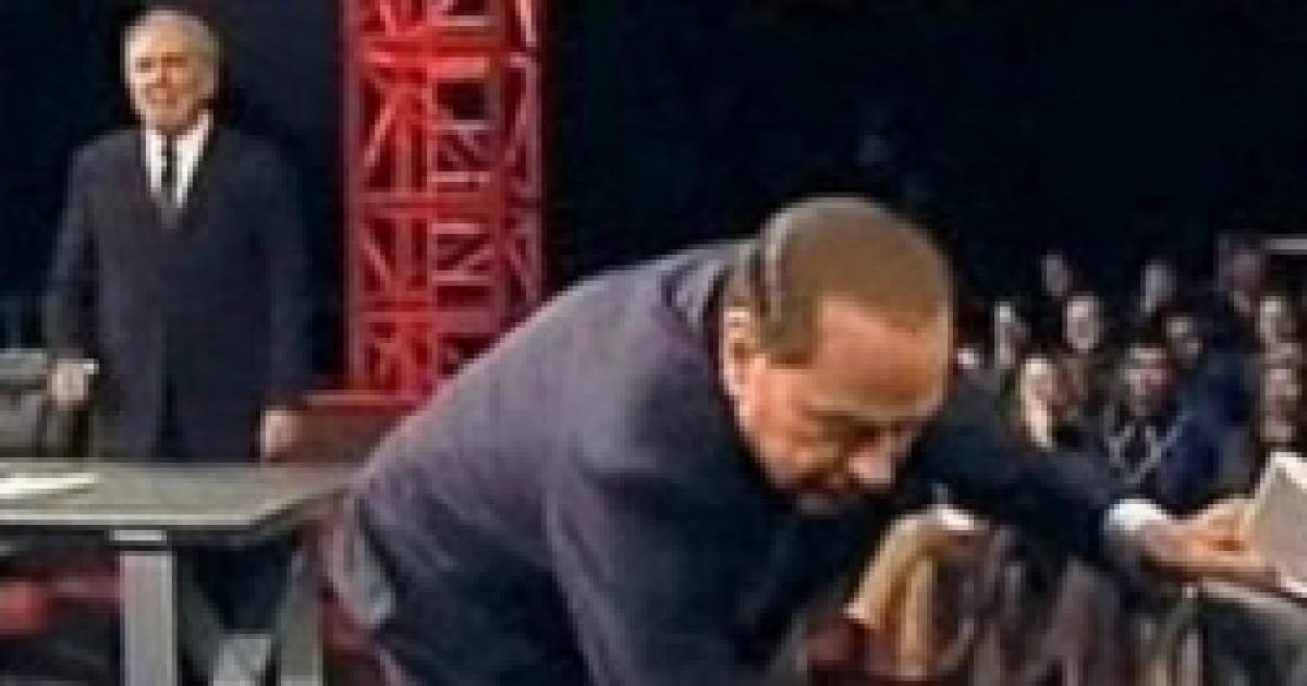 Berlusconi pensa al ritorno come ospite da Santoro, intanto elogia