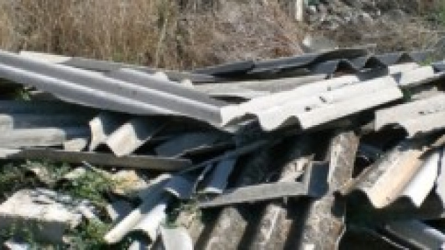 Una delle tante discariche di amianto