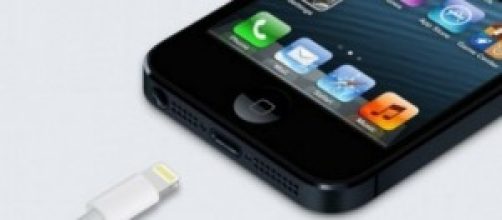 Un iPhone 5 e la presa del carica batterie 